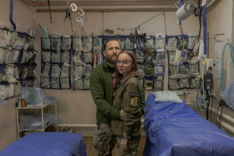 Anastassia Podobaïlo (d) et son collègue et époux Mykola Iassinenko dans un poste médical de la 56e brigade, dans la région de Donetsk, le 15 mars 2026 en Ukraine ( AFP / Roman PILIPEY )