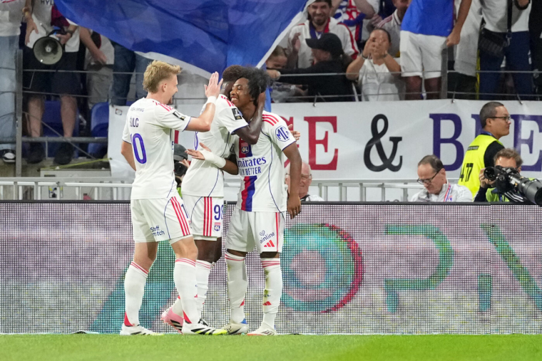 Lyon impose sa loi à Metz et vire en tête