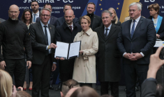 Lors d'une cérémonie à Lviv, le 9 mai 2025, le Premier ministre ukrainien Denys Shmyhal (à gauche), le ministre ukrainien des Affaires étrangères Andrii Sybiha (à droite), la cheffe de la diplomatie européenne Kaja Kallas (au centre à droite) posent avec le ministre des   Affaires étrangères Jean-Noël Barrot. ( AFP / SERGII VOLSKYI )