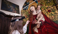 Une experte travaille à la restauration de "La Vierge au buisson de roses" peinte en 1473 par Martin Schongauer, le 5 mars 2026 dans l'église des Dominicains à Colmar, dans le Haut-Rhin ( AFP / SEBASTIEN BOZON )