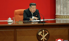 Le dirigeant nord-coréen Kim Jong Un s’exprime au congrès du Parti des travailleurs de Corée à Pyongyang sur cette photo prise le 23 février 2026 et diffusée par l’agence officielle nord-coréenne KCNA le 24 février 2026 ( KCNA VIA KNS / STR )