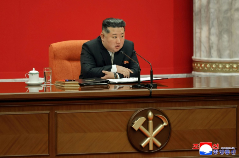 Le dirigeant nord-coréen Kim Jong Un s’exprime au congrès du Parti des travailleurs de Corée à Pyongyang sur cette photo prise le 23 février 2026 et diffusée par l’agence officielle nord-coréenne KCNA le 24 février 2026 ( KCNA VIA KNS / STR )
