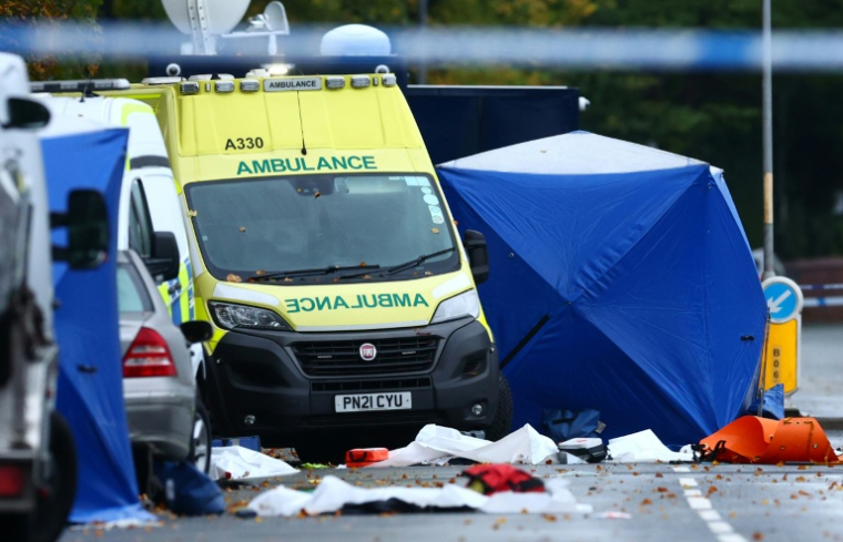 Des véhicules de secours et des tentes de la police dans la rue devant la synagogue d'Heaton Park à Crumpsall, dans le nord de l'agglomération de Manchester, en Angleterre, le 3 octobre 2025 ( AFP / Paul Currie )