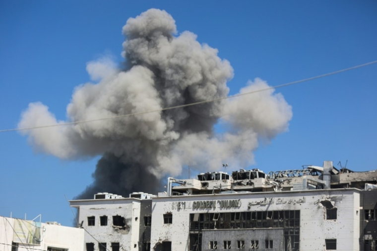 De la fumée s'élève au-dessus du camp de réfugiés d'al-Chati dans l'ouest de la ville de Gaza, après des frappes israéliennes, le 18 septembre 2025 ( AFP / Omar AL-QATTAA )