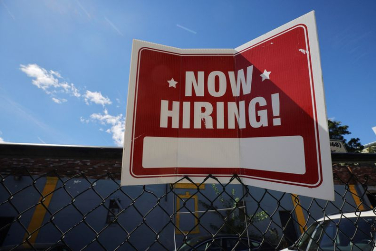 Une pancarte "Nous recrutons" affichée à Somerville