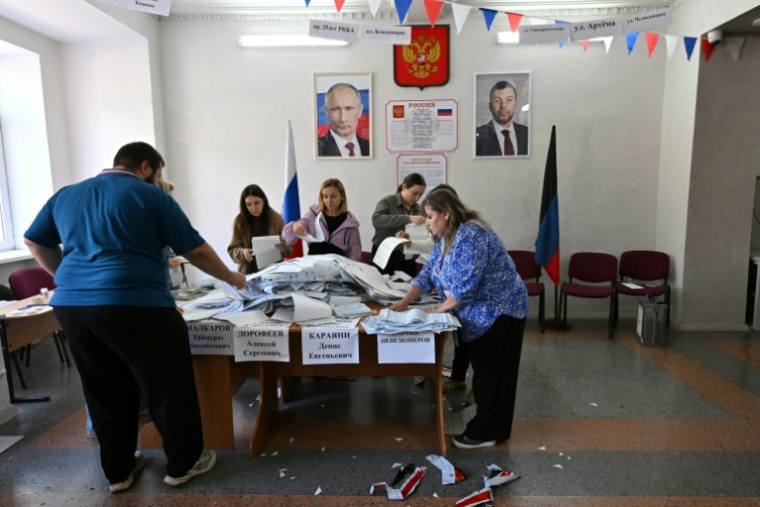 Dépouillement des bulletins de vote à Donetsk, territoire d'Ukraine contrôlé par la Russie,  lors des législatives, le 20 septembre 2026 ( AFP / STRINGER )