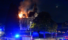 L'hôtel de ville de Limoges ravagé par les flammes, le 17 octobre 2026 ( AFP / Pascal LACHENAUD )