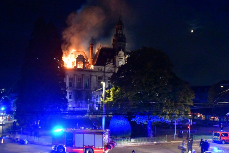 L'hôtel de ville de Limoges ravagé par les flammes, le 17 octobre 2026 ( AFP / Pascal LACHENAUD )