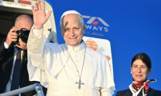 Le pape Léon XIV embarque à bord de l'avion à l'aéroport de Rome Fiumicino le 25 septembre 2026 pour s'envoler vers la France ( AFP / Isabella BONOTTO   )