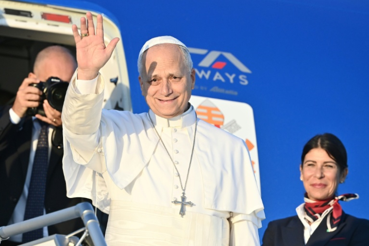 Le pape Léon XIV embarque à bord de l'avion à l'aéroport de Rome Fiumicino le 25 septembre 2026 pour s'envoler vers la France ( AFP / Isabella BONOTTO   )