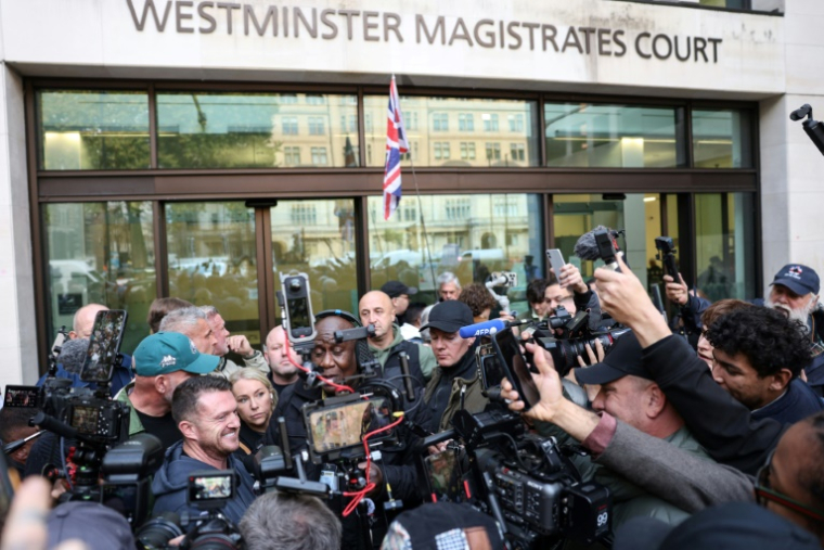 Tommy Robinson, Stephen Yaxley-Lennon de son vrai nom, après sa relaxe, devant le tribunal de Westminster à Londres le 4 novembre 2025 ( AFP / Adrian DENNIS )