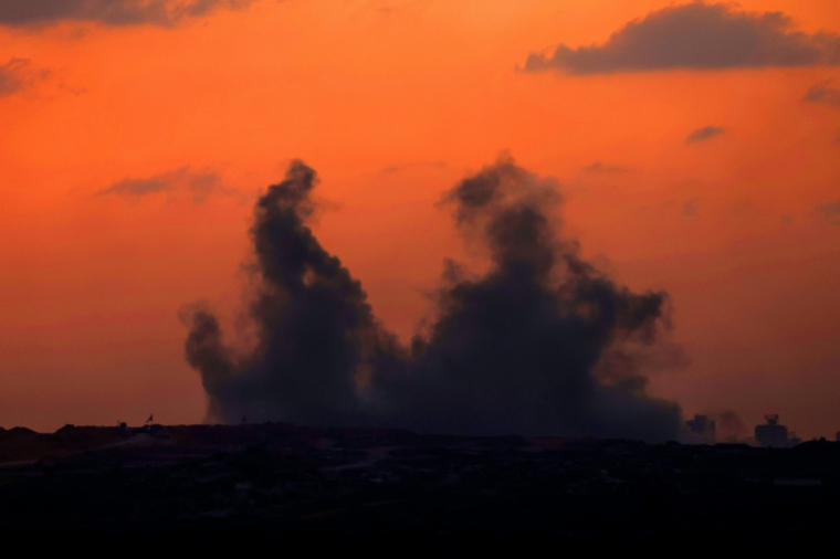 Une photo prise depuis la frontière israélienne avec la bande de Gaza montre la fumée s'élevant lors d'une frappe israélienne sur le territoire palestinien, le 9 septembre 2025 ( AFP / Jack GUEZ )