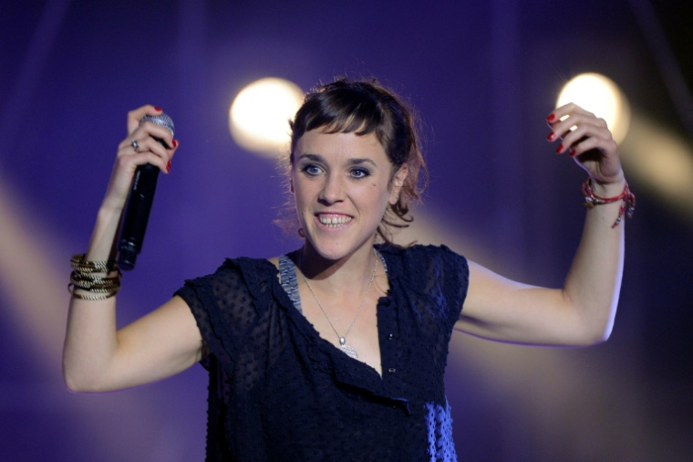 La chanteuse Zaz après avoir reçu le prix de la meilleure chanson originale de l'année pour "Je Veux" lors des 26e Victoires de la Musique, le 1er mars 2011 au Palais des Congrès à Paris ( AFP / BERTRAND GUAY )