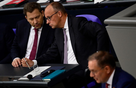 Lars Klingbeil et Friedrich Merz à Berlin, en Allemagne, le 24 juin 2025. ( AFP / JOHN MACDOUGALL )