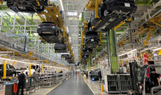 Vue générale des chaînes de production du constructeur automobile allemand Mercedes-Benz dans une usine de Rastatt.