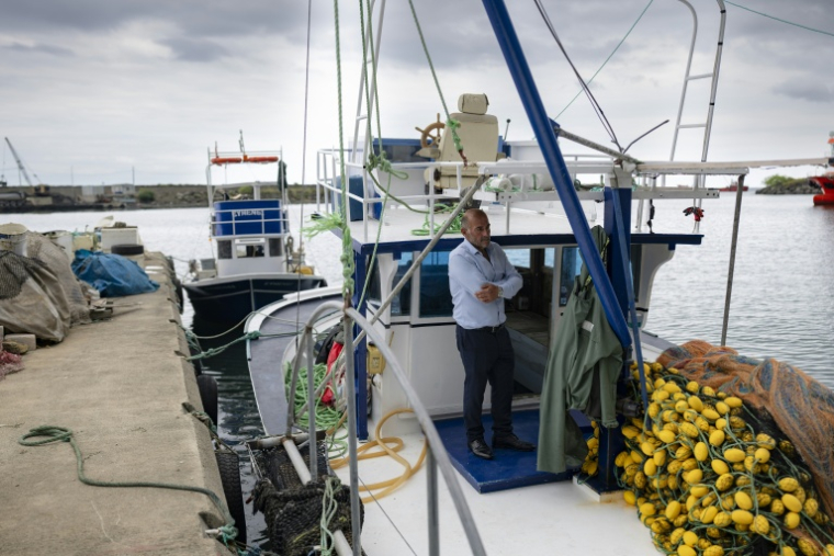 Mustafa Yilmaz, responsable local de la zone où vivent les pêcheurs du Duru 67, à bord de son bateau de pêche à Trabzon en Turquie le 14 septembre 2026 ( AFP / Yasin AKGUL )