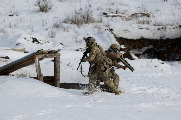 Des soldats ukrainiens s'entraînent dans la région de Donetsk, le 28 janvier 2026 ( AFP / Tetiana DZHAFAROVA )