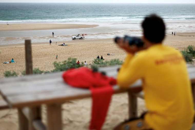 Un maître-nageur-sauveteur surveille la plage de Le Porge, en Gironde, le 30 mai 2026 ( AFP / ROMAIN PERROCHEAU )
