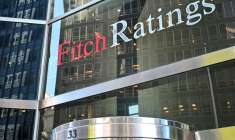 Vue du logo de Fitch Ratings, le 18 mars 2025 à New York aux Etats-Unis ( AFP / ANGELA WEISS )
