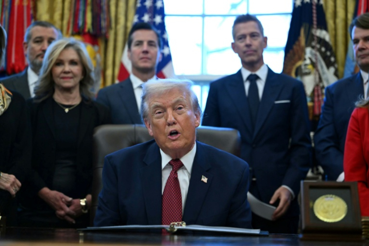 Donald Trump dans le Bureau ovale de la Maison Blanche, à Washington, entouré de responsables du secteur automobile américain, le 3 décembre 2025 ( AFP / ANDREW CABALLERO-REYNOLDS )