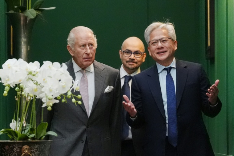 Le roi Charles III avec le président de DeepMind, Demis Hassabis, au centre, et le patron du géant américain des semi-conducteurs Nvidia, Jensen Huang, à droite, le 17 septembre 2026 à Cumnock, en Ecosse ( POOL / Jonathan Brady )