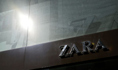 Un logo Zara est visible sur un magasin Zara, une marque d'Inditex, dans le centre de Madrid, en Espagne