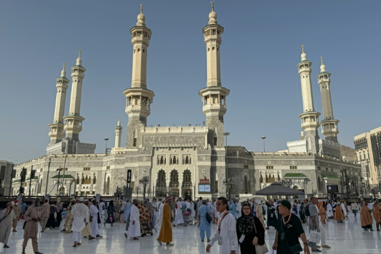 Aux abords de la grande mosquée de La Mecque, le 22 mai 2026. ( AFP / Zain JAAFAR )