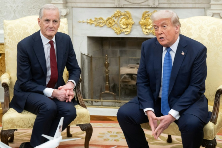 Le président américain Donald Trump et le Premier ministre norvégien Jonas Gahr Store (g) dans le bureau ovale de la Maison Blanche, le 24 avril 2025 à Washington ( AFP / SAUL LOEB )