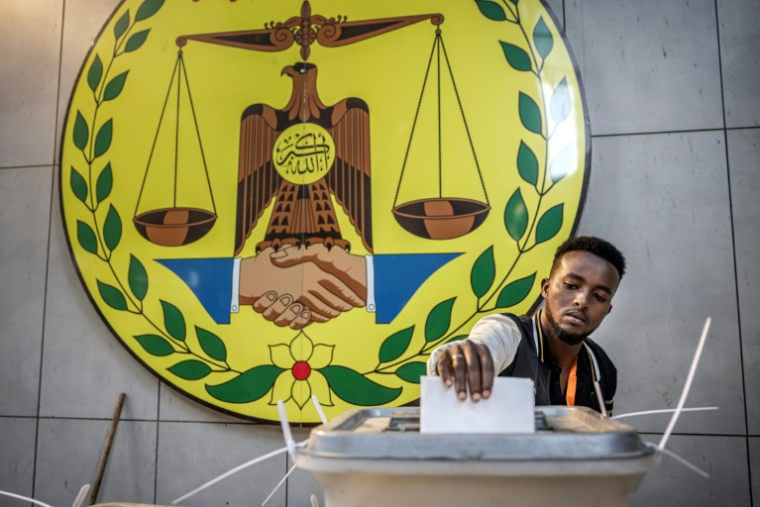 Un électeur vote à l'élection présidentielle, le 13 novembre 2024 à Hargeisa, au Somaliland ( AFP / LUIS TATO )