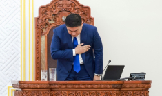 Le Premier ministre mongol Luvsannamsrain Oyun-Erdene s'incline après avoir perdu son poste de chef du gouvernement, le 3 juin 2025 à Oulan-Bator ( AFP / Byambasuren BYAMBA-OCHIR )