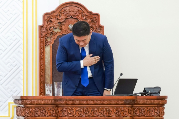 Le Premier ministre mongol Luvsannamsrain Oyun-Erdene s'incline après avoir perdu son poste de chef du gouvernement, le 3 juin 2025 à Oulan-Bator ( AFP / Byambasuren BYAMBA-OCHIR )