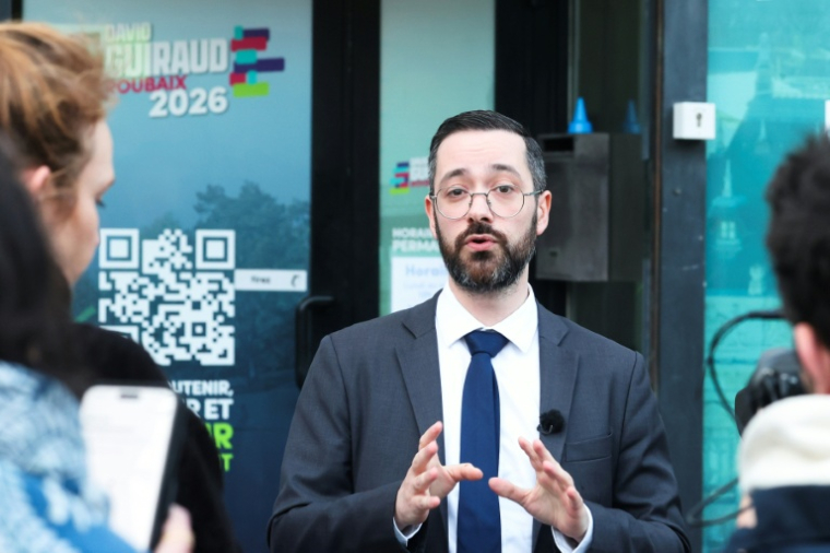 Le député insoumis David Guiraud s'exprime devant son QG de campagne, le 15 mars 2026 à Roubaix  ( AFP / Francois LO PRESTI )