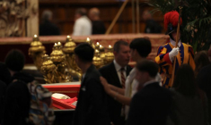 Le pape François repose en paix dans la basilique Saint-Pierre au Vatican