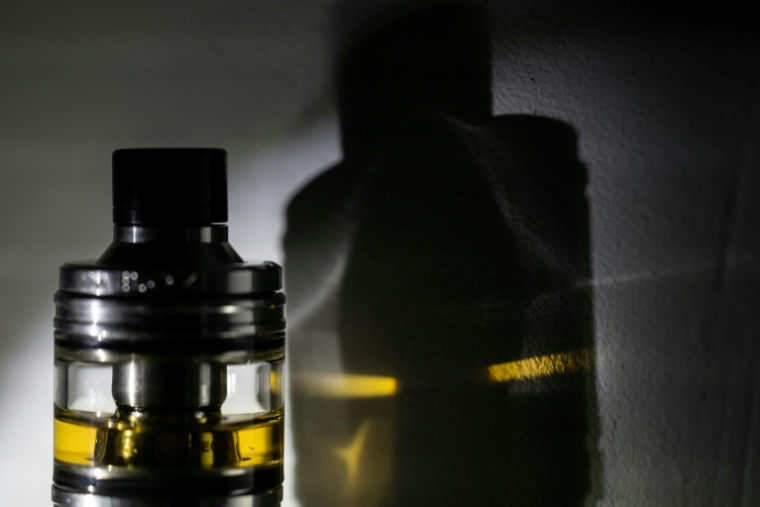 L'usage quotidien de la cigarette électronique a progressé chez les lycéens français entre 2018 et 2024, passant de 2,8% à 6,8%, selon une étude de l'Observatoire français des drogues et des tendances addictives ( AFP / Fred TANNEAU )