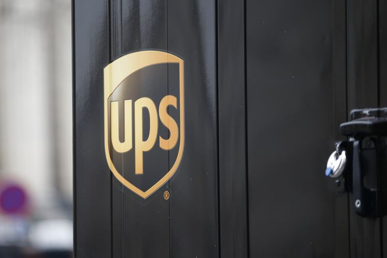 Le logo d'UPS sur une camionnette à Paris