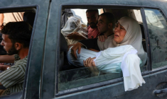Une Palestinienne pleure en tenant le corps d'un proche, tué après une frappe israélienne, à Gaza-Ville, le 9 juillet 2025 ( AFP / Omar AL-QATTAA )