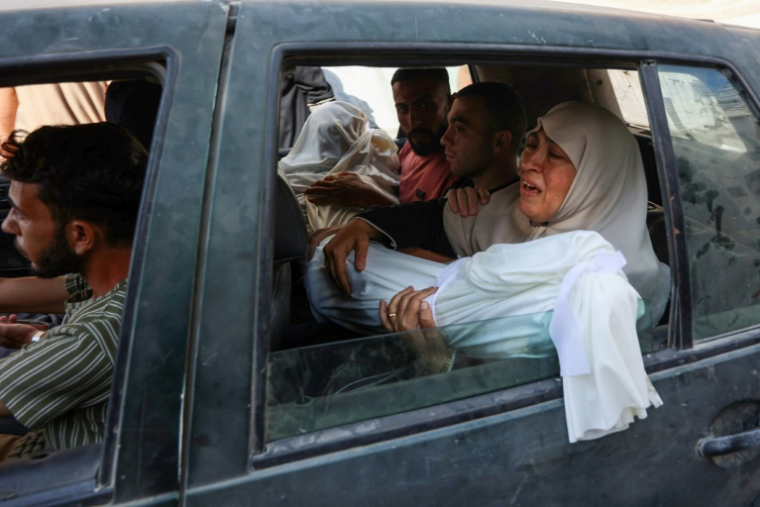 Une Palestinienne pleure en tenant le corps d'un proche, tué après une frappe israélienne, à Gaza-Ville, le 9 juillet 2025 ( AFP / Omar AL-QATTAA )