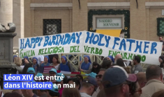 Léon XIV fête ses 70 ans, des fidèles lui souhaitent un joyeux anniversaire au Vatican