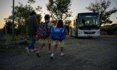 Des enfants de l'école de Pomas dans l'Aude, détruite par une tornade, rejoignent un bus pour se rendre dans une école provisoire pour la rentrée des classes le 1er septembre 2026 ( AFP / Ed JONES )