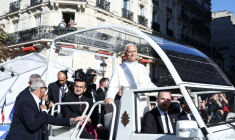 Le pape Léon XIV dans la papamobile à Paris le 25 septembre 2026 ( AFP / Kenzo TRIBOUILLARD )