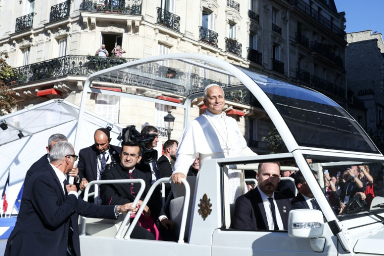 Le pape Léon XIV dans la papamobile à Paris le 25 septembre 2026 ( AFP / Kenzo TRIBOUILLARD )