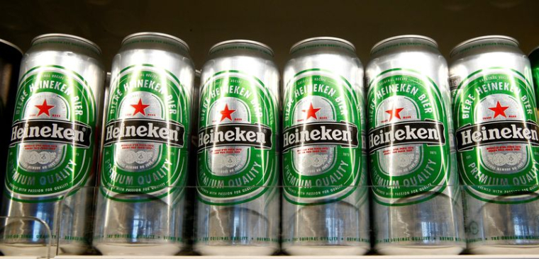 Des canettes de bière Heineken dans un supermarché suisse