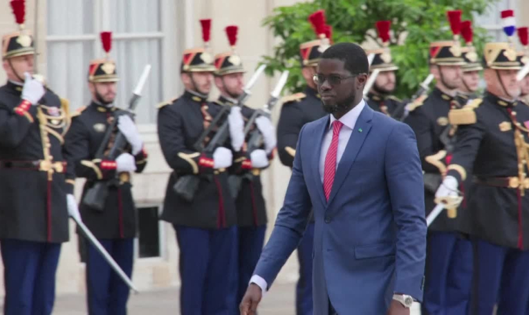 Macron reçoit le président du Sénégal Bassirou Diomaye Faye à l'Élysée
