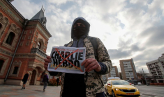 Un participant tient une pancarte lors d'une manifestation contre l'hebdomadaire satirique français Charlie Hebdo à Moscou