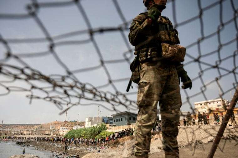 Des migrants retournent au Maroc après avoir franchi la frontière pour entrer dans l'enclave espagnole de Ceuta, le 31 juillet 2026 ( AFP / JORGE GUERRERO )