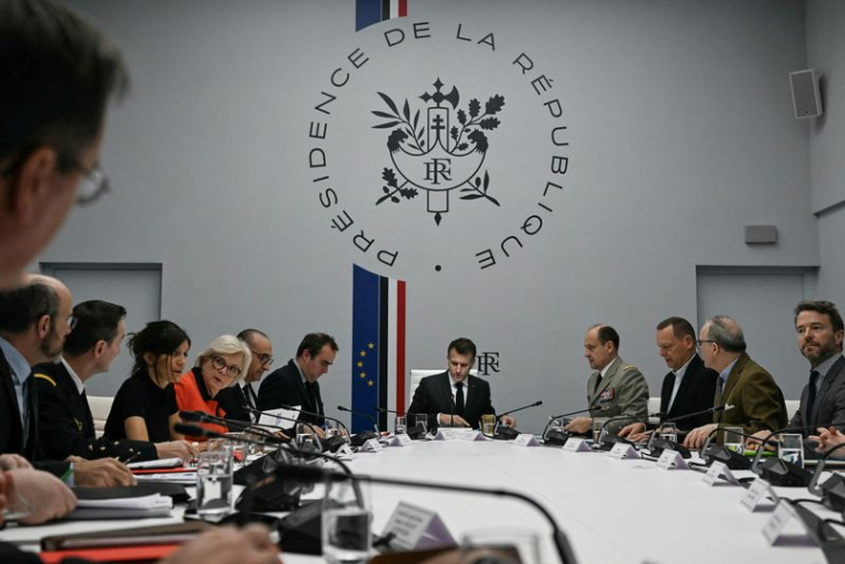Le président français Macron s'adresse à un conseil de défense nationale après les frappes américaines et israéliennes sur l'Iran, à Paris