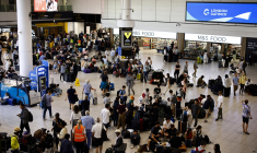 Des voyageurs attendent à l'aéroport de Gatwick alors que des vols sont annulés ou retardés en raison d'une panne informatique mondiale, le 19 juillet 2024 au Royaume-Uni. ( AFP / BENJAMIN CREMEL )