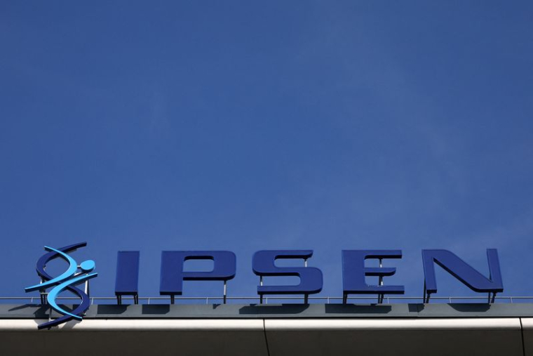 Vue du logo d'Ipsen au siège de la société à Boulogne-Billancourt