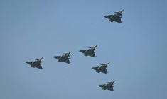 Des Rafale de l'armée indienne survolent New Delhi, le 26 janvier 2026 ( AFP / Sajjad HUSSAIN )