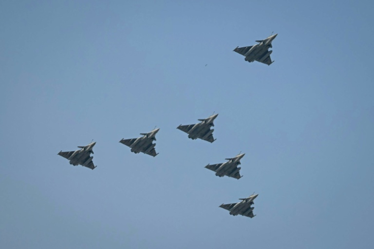 Des Rafale de l'armée indienne survolent New Delhi, le 26 janvier 2026 ( AFP / Sajjad HUSSAIN )